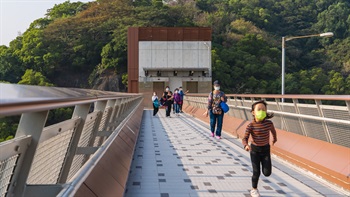 Phase 1 of Hong Ning Road Park comprises two major areas: the lower area that includes change rooms, park offices, formal sports facilities, jogging paths and ball courts; and the upper area on the reservoir deck that comprises a large playground and open informal play area.<br><br>Given the large level difference the two areas are linked by stairway / elevator and bridge structure that sensitively links the two the sites.